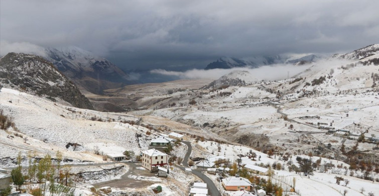 Hakkari'nin Yüksek Kesimlerinde Kar Yağışı Başladı