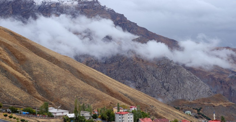 Hakkari'nin Yüksek Kesimlerine Kar Yağışı