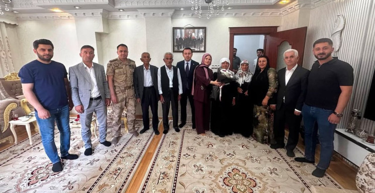 Hakkari'nin Yüksekova ilçesinde bir kaymakam halkın içinde