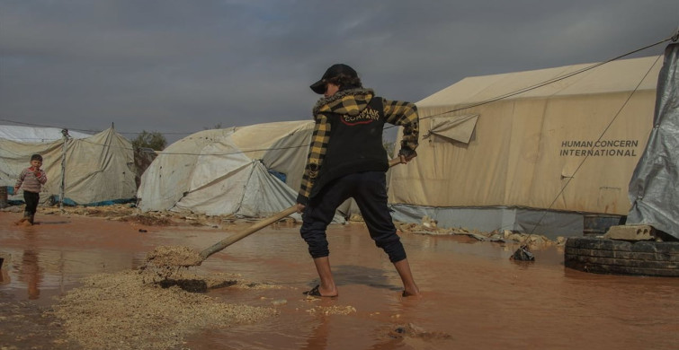 Halep’te Sel Felaketi: Sığınmacı Kampları Su Altında Kaldı