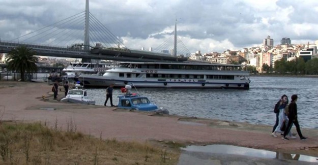 Haliç'te Denize Atlayan Genç Kızı Peşinden Atlayarak Kurtardı