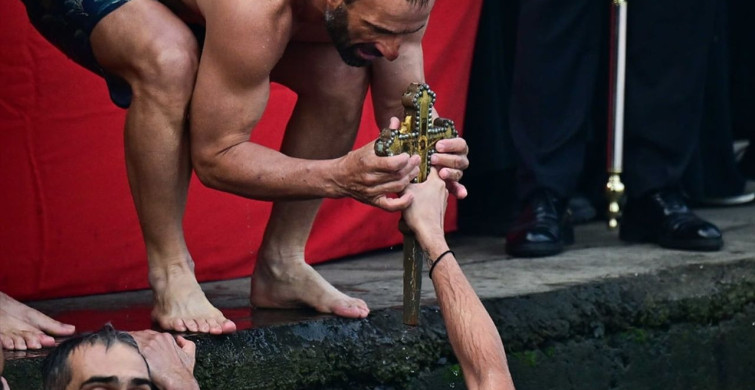 Haliç'te Haç Çıkarma Töreni