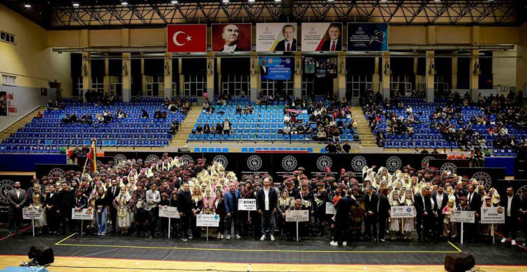 Halk Oyunları Ekipleri Rekabet İçinde