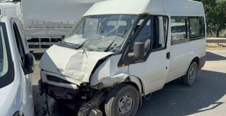 Hamile eşini hastaneye götüren sürücü kaza yaptı: 3 yaralı