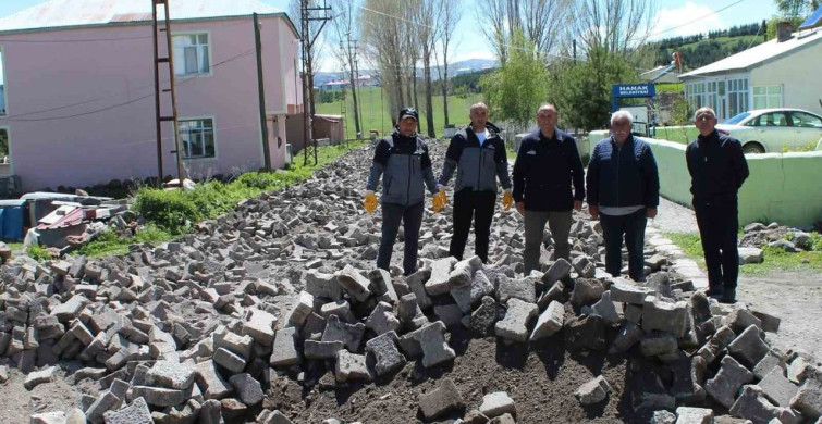 Hanak ilçesinde kilit parke taşı döşeme çalışmaları başladı