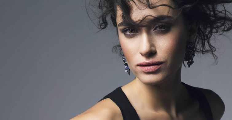 Hande Doğandemir'den hayran bırakan pozlar! Derin bacak dekolteli kumsal pozlarıyla beğenileri topladı