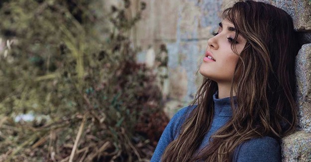 Hande Erçel'den Duygulandıran Kadınlar Günü Paylaşımı