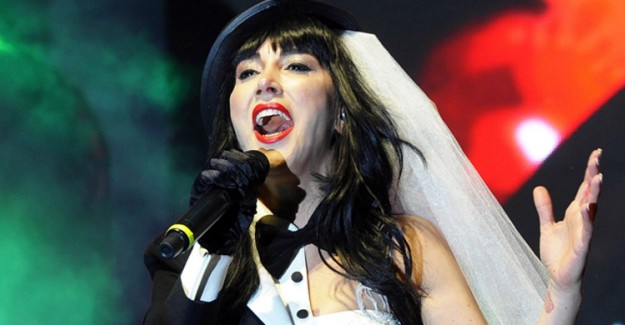 Hande Yener'in Bulunduğu Mekana Silahlı Saldırı!