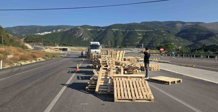 Hanönü ilçesinde tırdan yola savrulan ahşap paletler sürücülere zorluk çıkardı