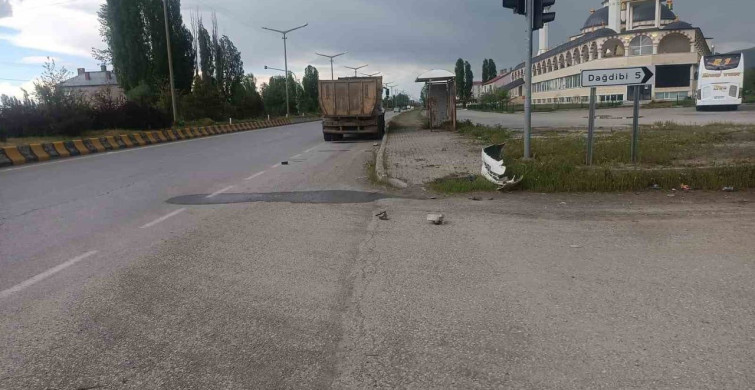 Hasköy'de Hafriyat Kamyonu ve Otomobil Çarpıştı