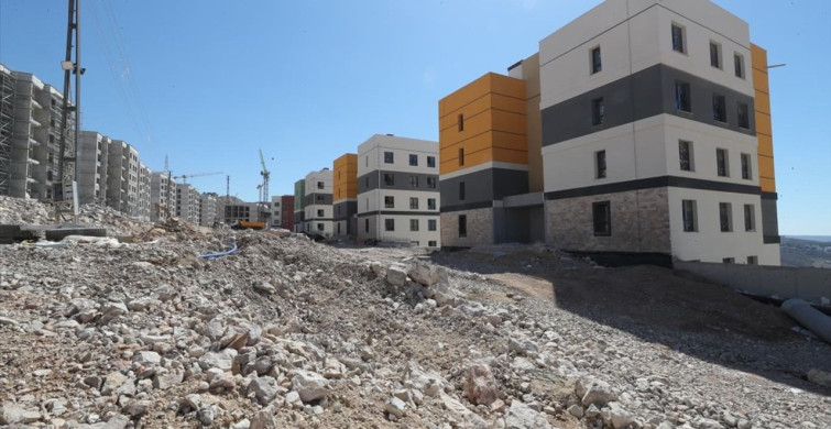 Hatay'da Afet Konutları ve Ticaret Merkezleri İnşası Devam Ediyor
