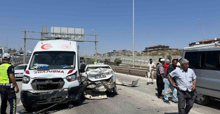 Hatay’da ambulans kazasında sağlık personelinden hastaya güneşten koruma