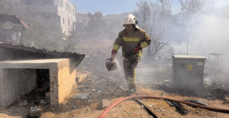 Hatay'da Bahçeden Eve Sıçrayan Yangın Kontrol Altına Alındı