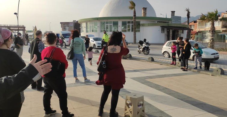 Hatay’da Denizde Kaybolan Çocuğu Polisler Buldu