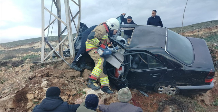 Hatay'da Elektrik Direğine Çarpan Otomobilin Sürücüsü Hayatını Kaybetti