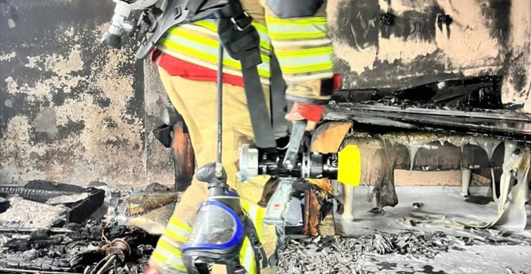 Hatay'da Ev Yangını: 2 Kişi Dumandan Etkilendi