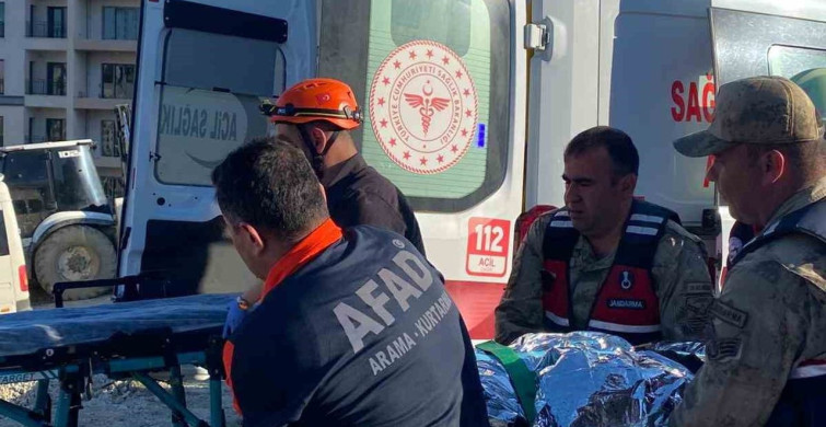 Hatay'da Göçük Altında Kalan İşçi Kurtarıldı