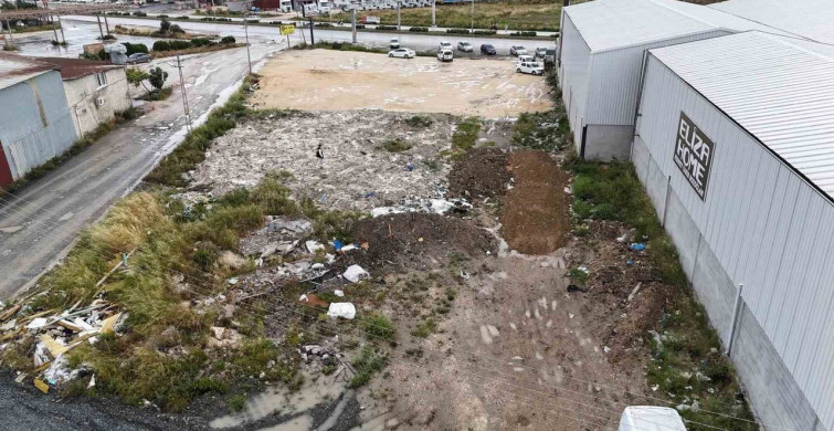 Hatay'da hafriyat kamyonları moloz dökerek esnafı mağdur ediyor