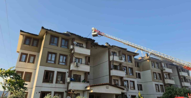 Hatay’da iki binanın çatısında yangın meydana geldi