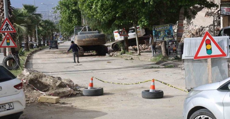 Hatay'da İş Makinesine Çarpan Otomobilde Genç Sürücü Hayatını Kaybetti