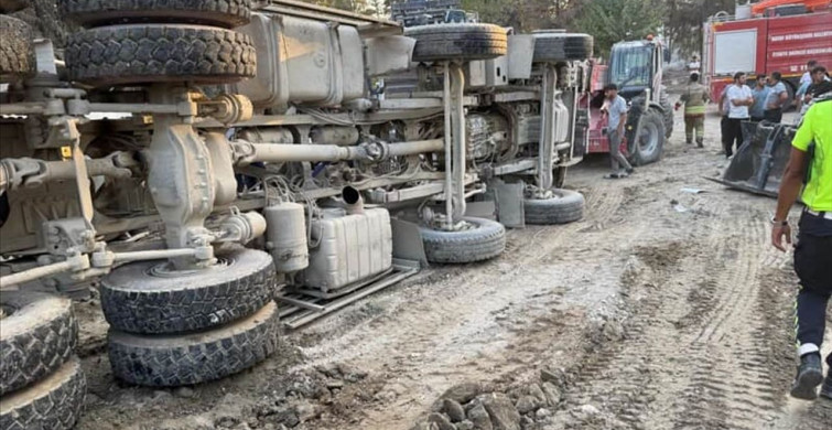 Hatay'da Kamyon Devrildi: Sürücü Hayatını Kaybetti
