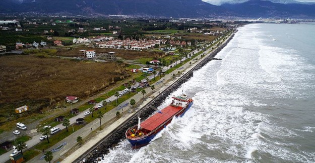 Hatay'da Karaya Oturan Kargo Gemisi Emniyete Alındı