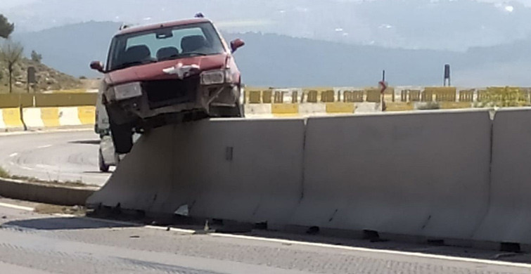 Hatay'da Kaza Yapan Araç Beton Bariyerde Asılı Kaldı