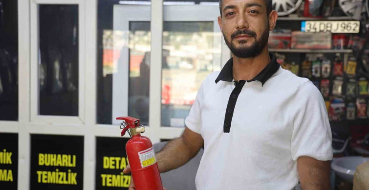 Hatay'da oto yıkama çalışanı, aracın yangınını söndürerek büyük bir felaketi önledi