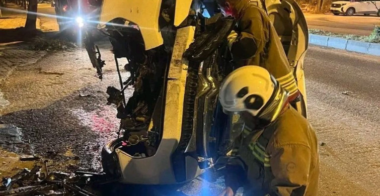 Hatay'da otomobil ağaca çarparak yan yattı, 2 kişi yaralandı