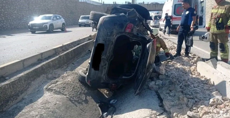 Hatay'da otomobil refüje çarptı: 1'i ağır 3 yaralı