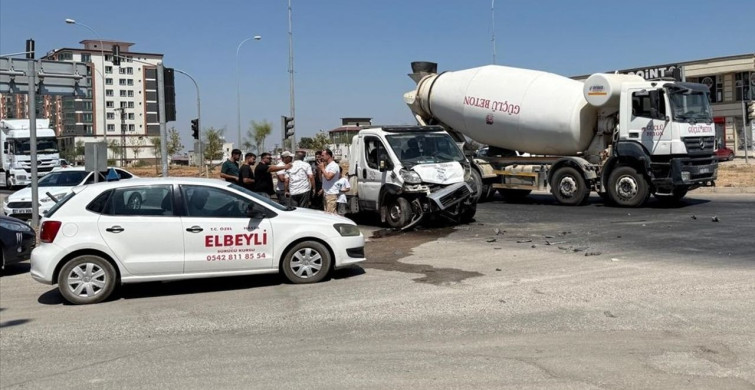 Hatay'da Otomobil ve Çekici Çarpıştı: 3 Kişi Hayatını Kaybetti