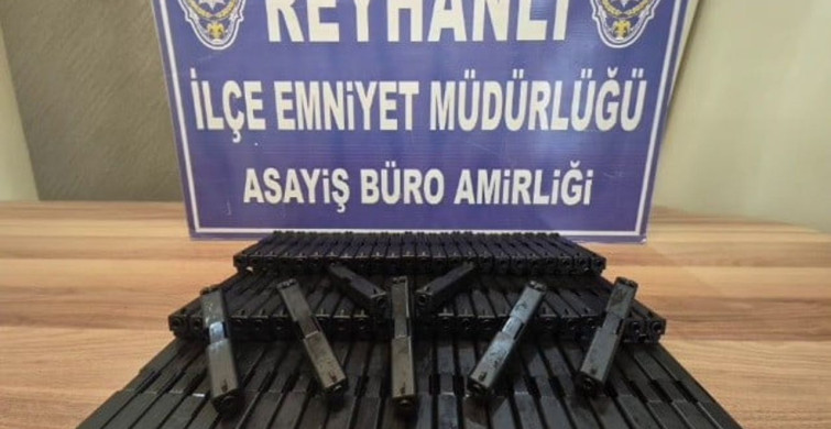 Hatay'da Otomobilin Bagajında 80 Tabanca Sürgü Takımı Ele Geçirildi