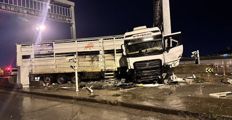 Hatay'da Otoyol Gişelerinde Tır Yangını