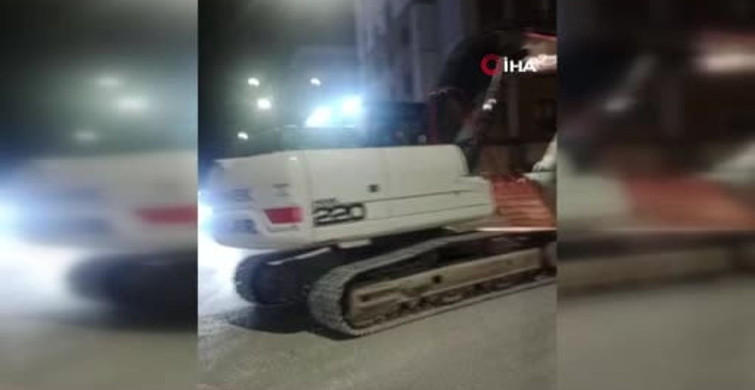 Hatay'da Paletli Kepçenin Asfalt Yoluna Verdiği Zarar Vatandaşların Tepkisini Topladı