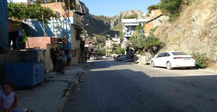 Hatay’da park halindeki motosikletin çalınma anı güvenlik kameralarında