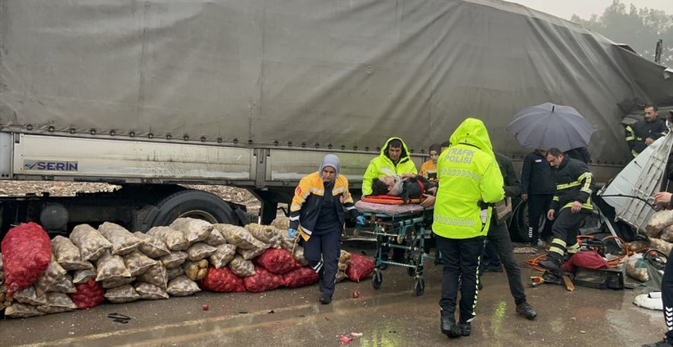 Hatay'da Park Halindeki Tıra Çarpan Kamyonda İki Yaralı