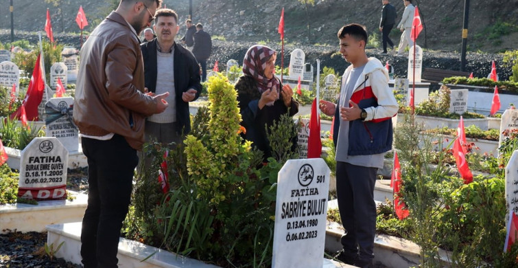 Hatay'da Ramazan Bayramı'nda Deprem Mezarlığı Ziyareti