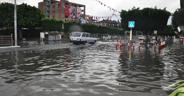 Hatay'da Sağanak Hayatı Felç Etti!