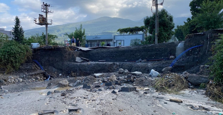 Hatay'da Sağanak Yağış Sonrası Otoyol Kapandı