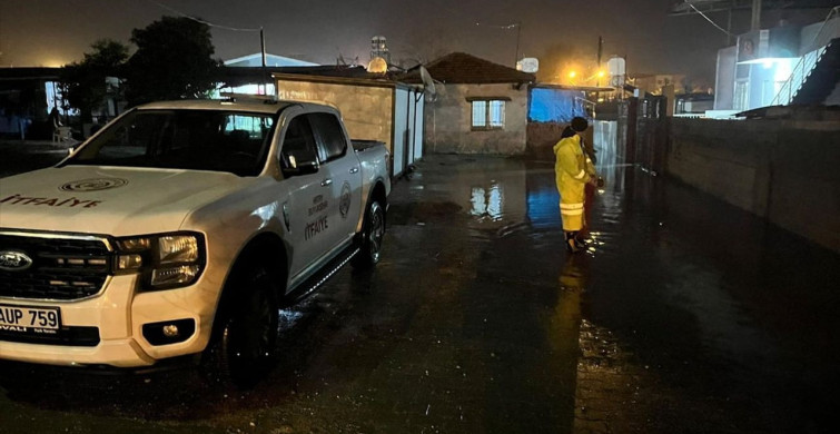 Hatay'da Sağanak Yağış ve Şiddetli Rüzgar Hayatı Olumsuz Etkiledi