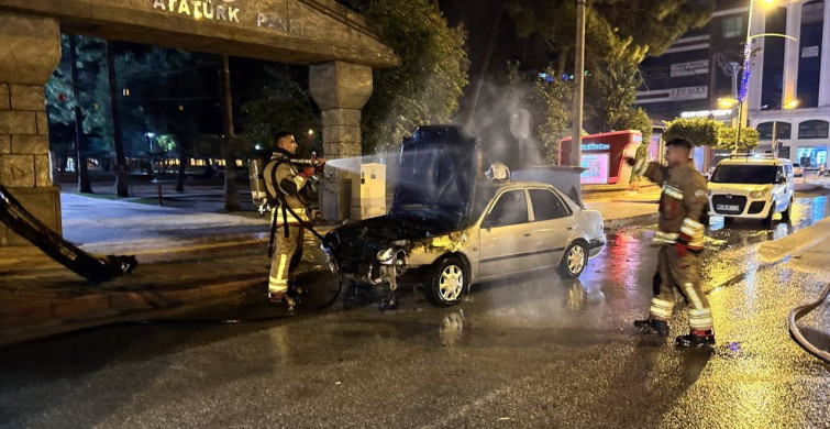 Hatay'da Seyir Halindeki Araçta Yangın Çıktı