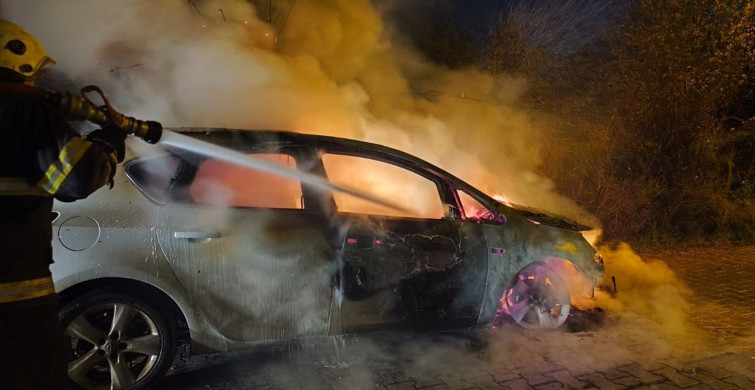Hatay'da Seyir Halindeki Otomobilde Yangın Çıktı