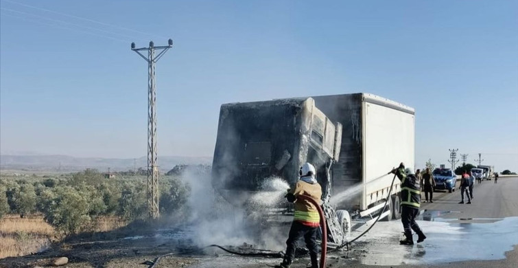Hatay'da Seyir Halindeki Tırda Yangın Çıktı