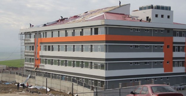 Hatay'da Şiddetli Fırtına! Ev ve Okulların Çatısı Uçtu