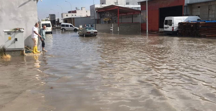 Hatay'da Şiddetli Sağanak: Yollar Göle Döndü!