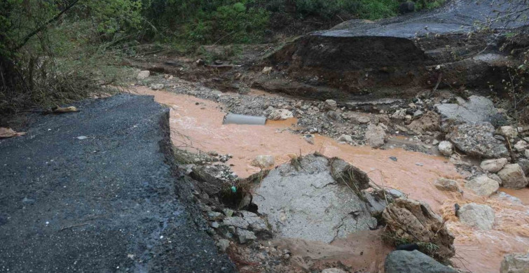 Hatay'da Şiddetli Yağışlar Sel Getirdi: Köprü Yıkıldı, Yol Çöktü