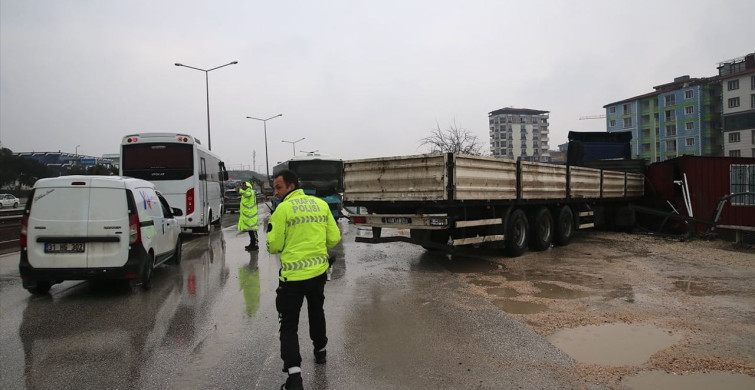 Hatay'da Tırın Otobüse Çarpması: 4 Yaralı