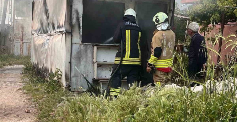 Hatay'da Yangında Depremzede Aileye Ait Konteyner Yanarak Kullanılamaz Hale Geldi
