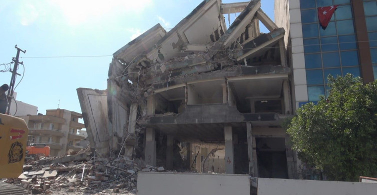 Hatay'daki 7 Katlı Bina, İş Makinesiyle Yıkıldı