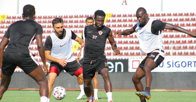 Hatayspor ve Erzurumspor Maçı Ertelendi! 19 Kişinin Testi Pozitif Çıktı